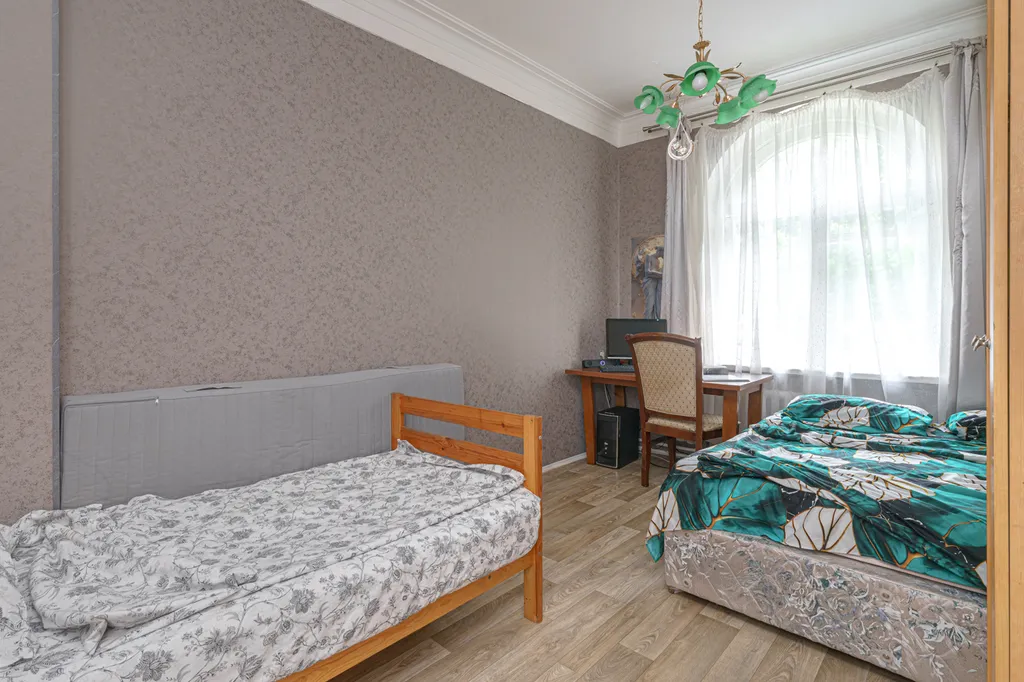 Просторная комната с персональным компьютером