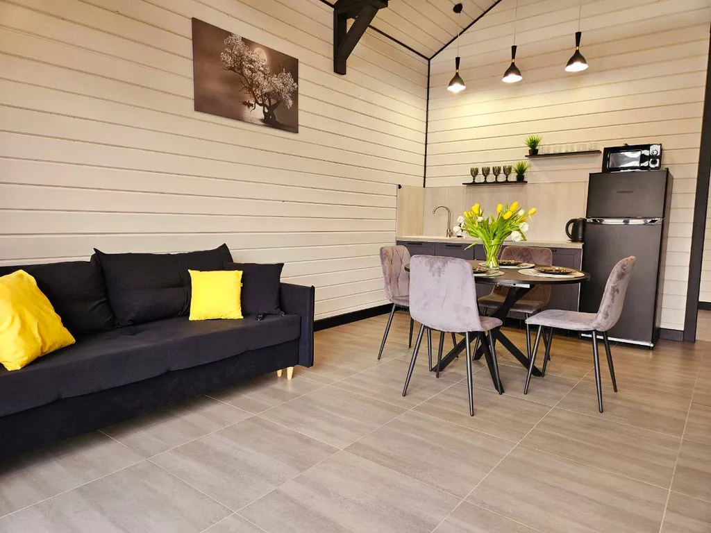 Дом с большой террасой, панорамными окнами, банным чаном и сауной