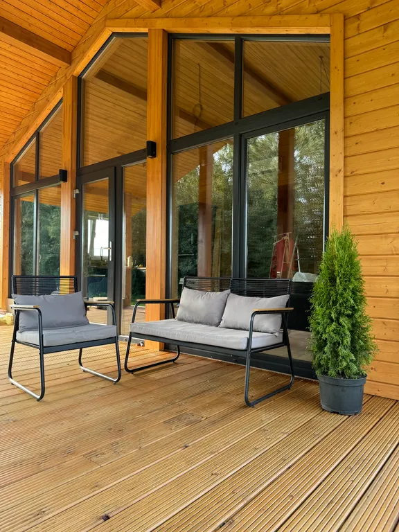 Уютный дом с панорамными окнами и баней на дровах