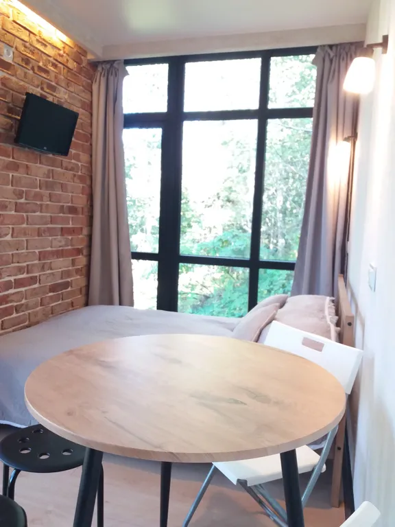 Дом на склоне холма у реки