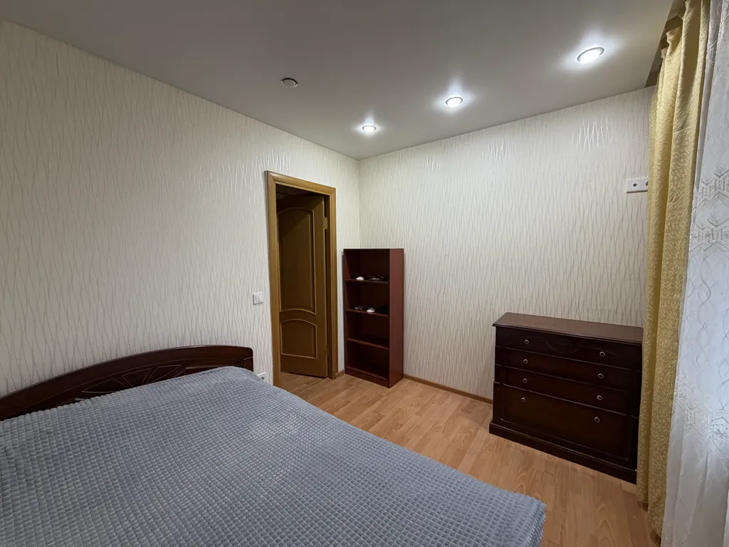 У торгового центра «Столица»