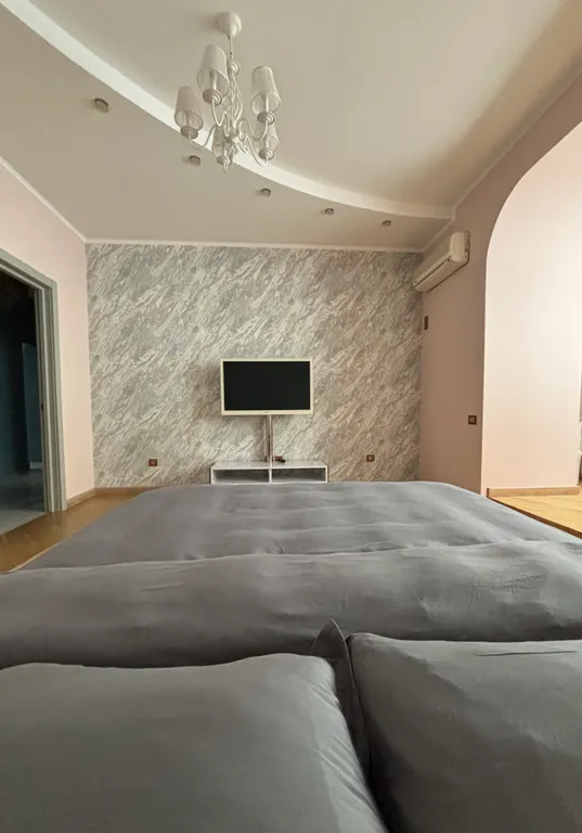 Огромная квартира на набережной