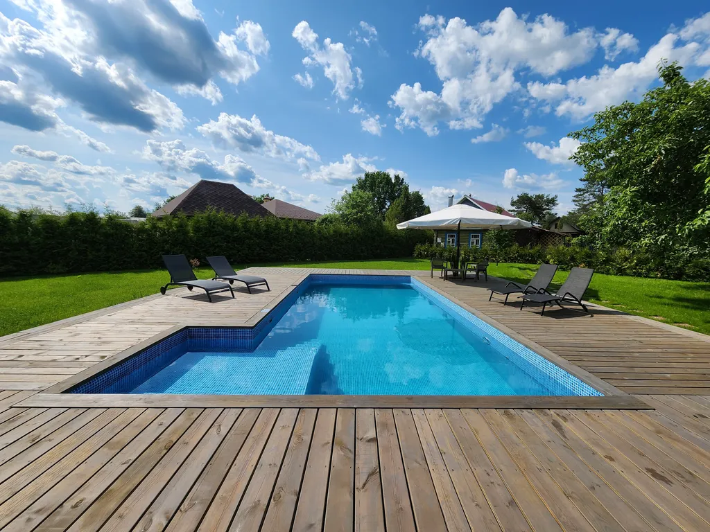 Дом с бассейном, в деревне
