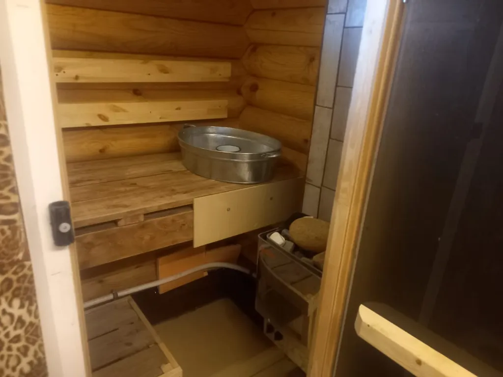 Дом с баней в лесу возле храма и озера