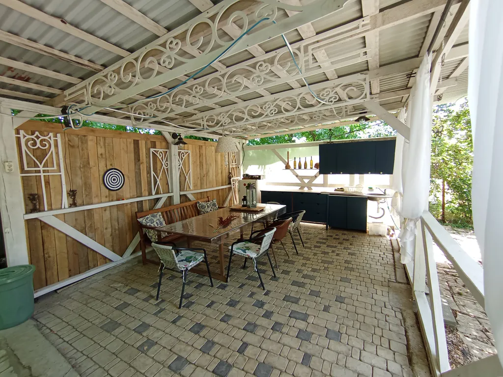 Дом с баней, бассейном и беседкой