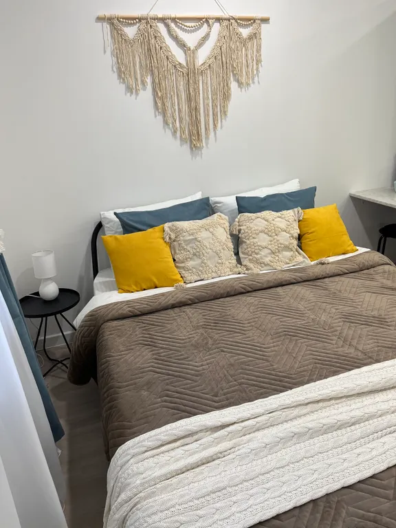 Квартира Квартира Уютная студия Бохо с новым дизайнерским ремонтом — Красноярск