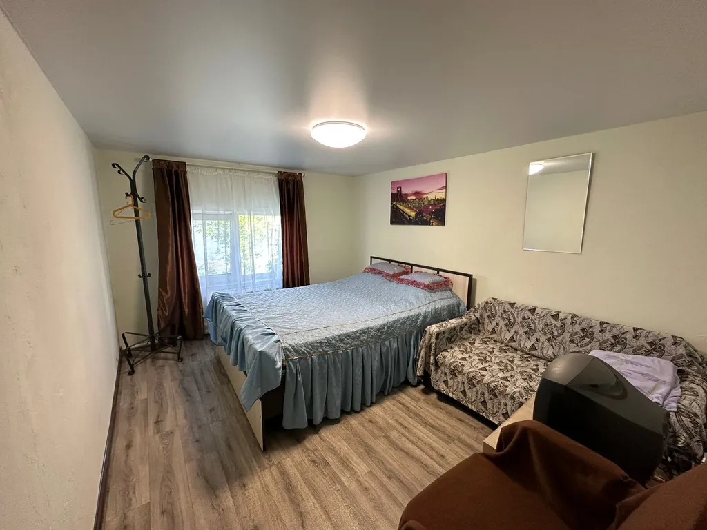 Отары с бассейном, рядом озеро