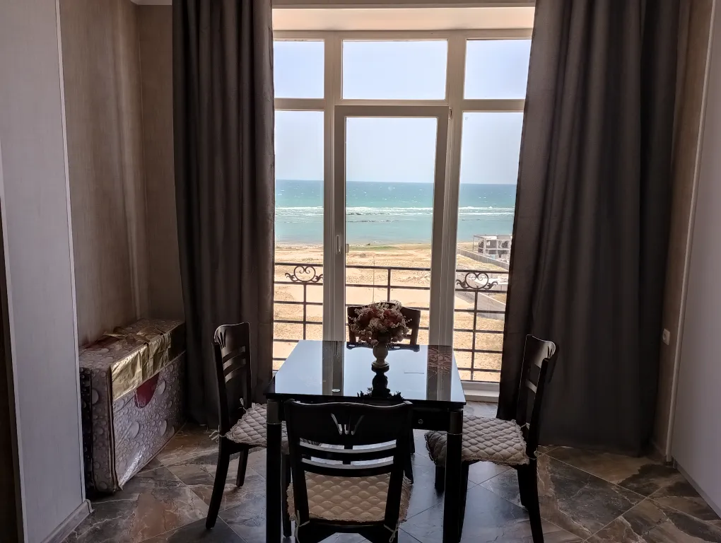 Уютная квартира-студия с панорамными окнами и видом на море