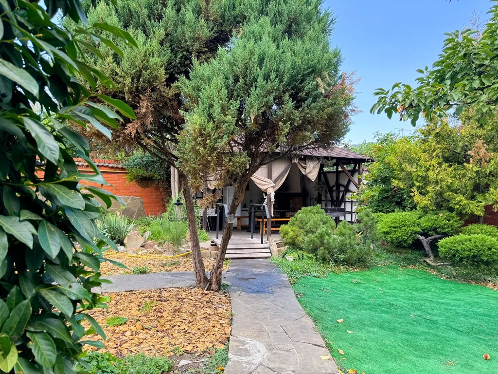 Дом с бассейном у парка Галицкого