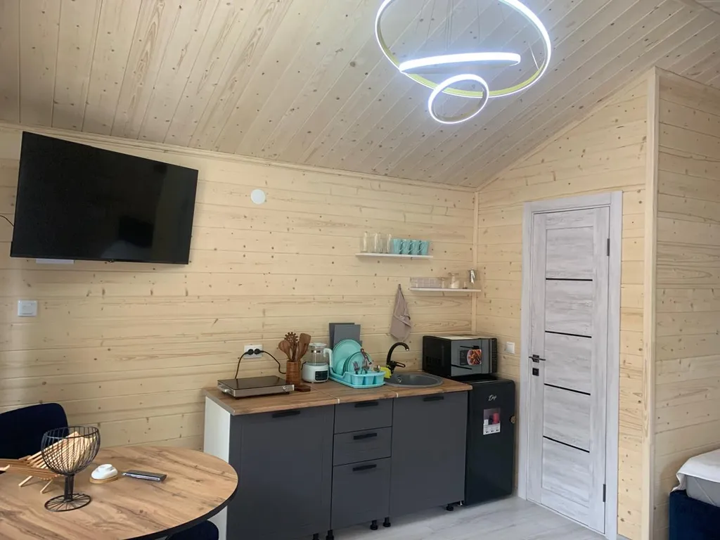 Домик у реки возле канатной дороги