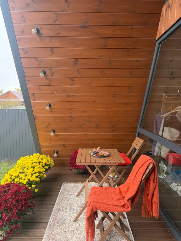 Деревянный дом шале на берегу озера и выходом на реку Кубань