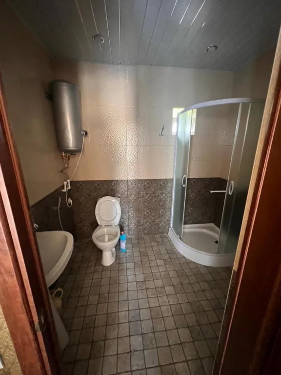 Розовый дом в горах