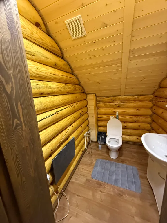 Двухэтажный дом из сруба а Теберде с баней с видом на горы и реку