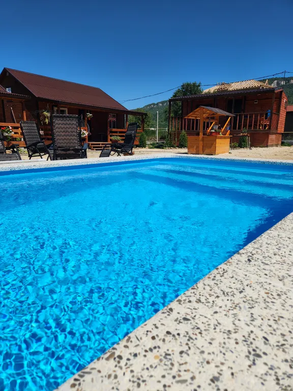 Дом с теплым бассейном