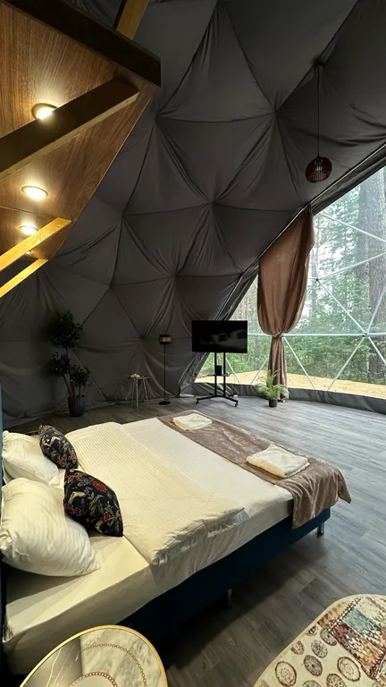 Уютный купольный домик на берегу пруда