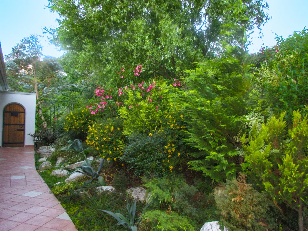 Трёхэтажный таунхаус в живописном месте с большим садом