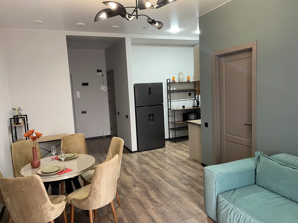 Stylish apartment with mountain and metro views