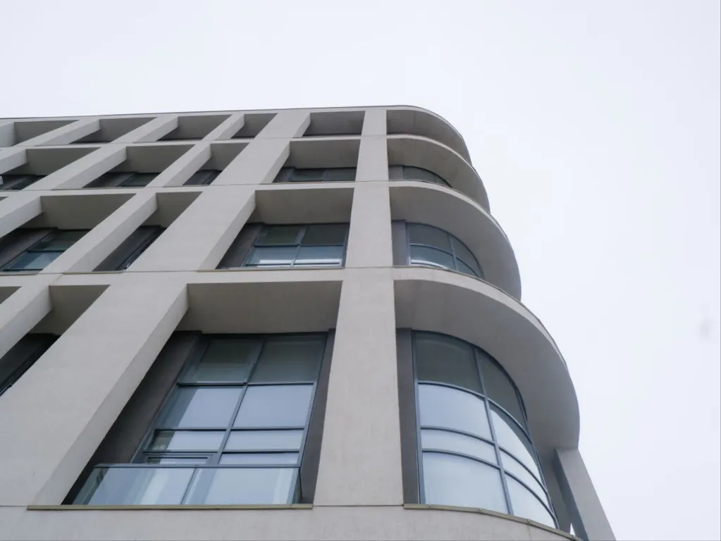 Новая дизайнерская квартира с видом на пруд