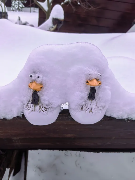 Красивый дом с камином на берегу живописной реки