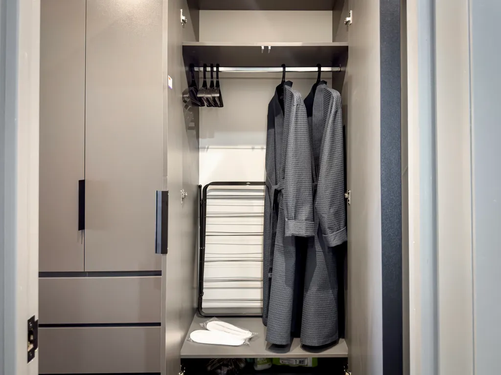 Брутальная студия в стиле лофт, панорамный вид