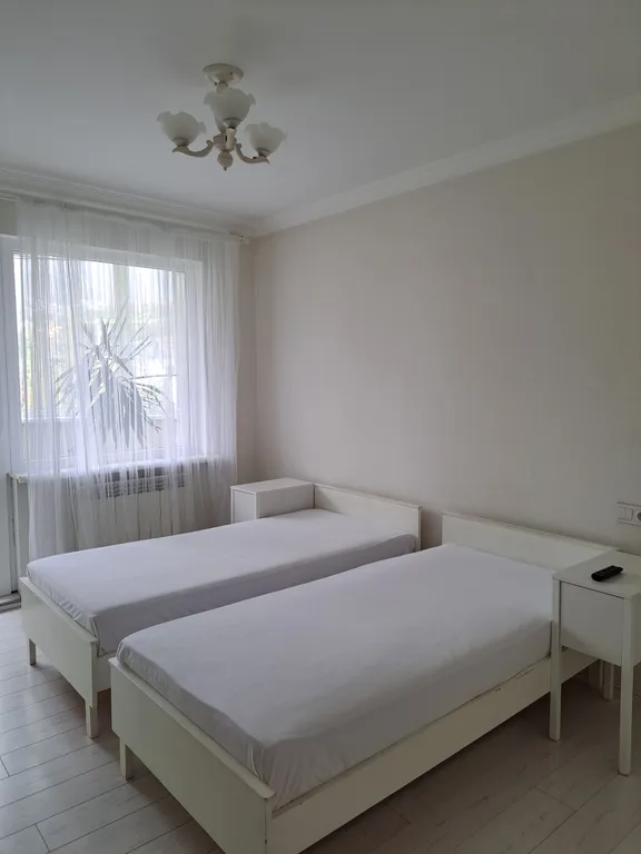 Две изолированные спальни с видом на горы в центре Ялты.