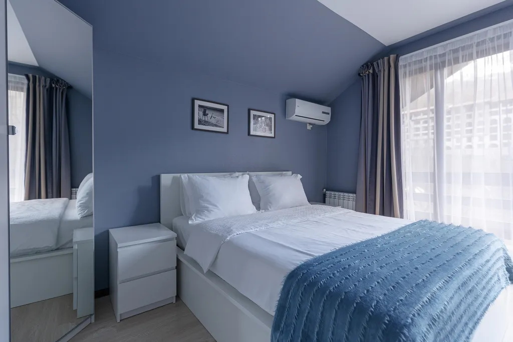 Двухэтажный дом с видом на горы, террасой и парковкой