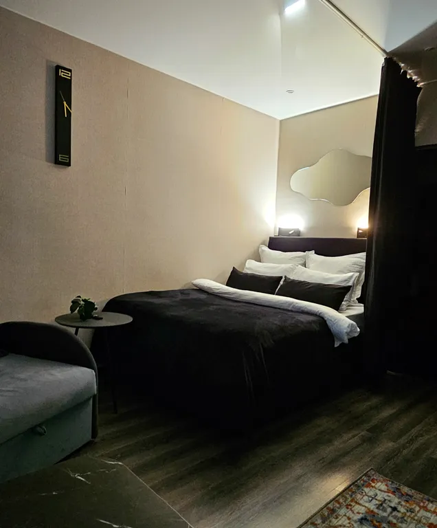 Большая студия с панорамным балконом, видом на реку