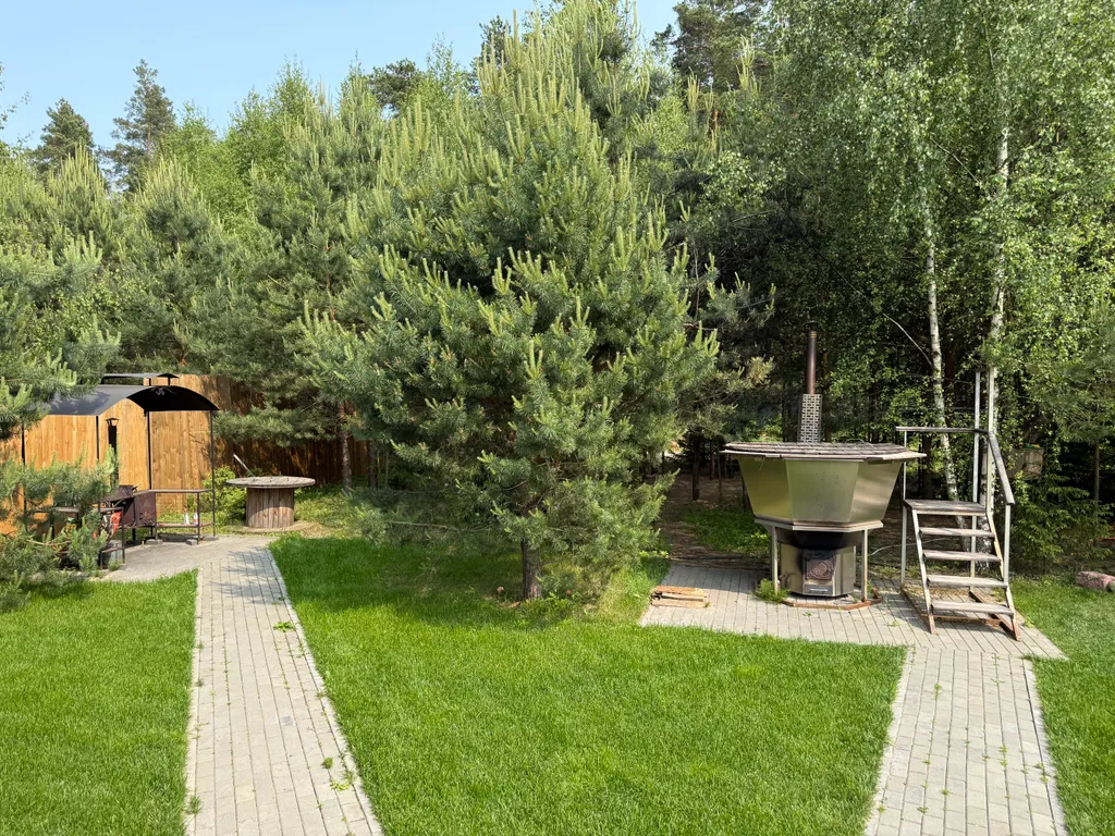 Дом 88m2 — чан, кухня, выход в лес