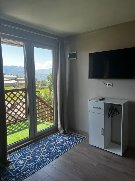 Домик с видом на горы