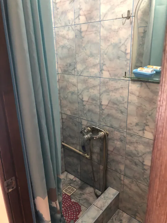 Маленький двухэтажный домик, возле моря