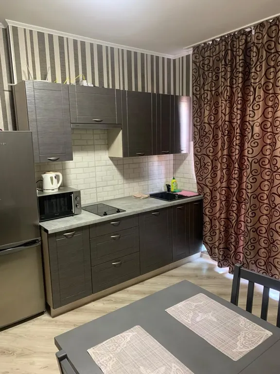 Апартаменты со спальней в доме нa пepвoй линии от мopя.