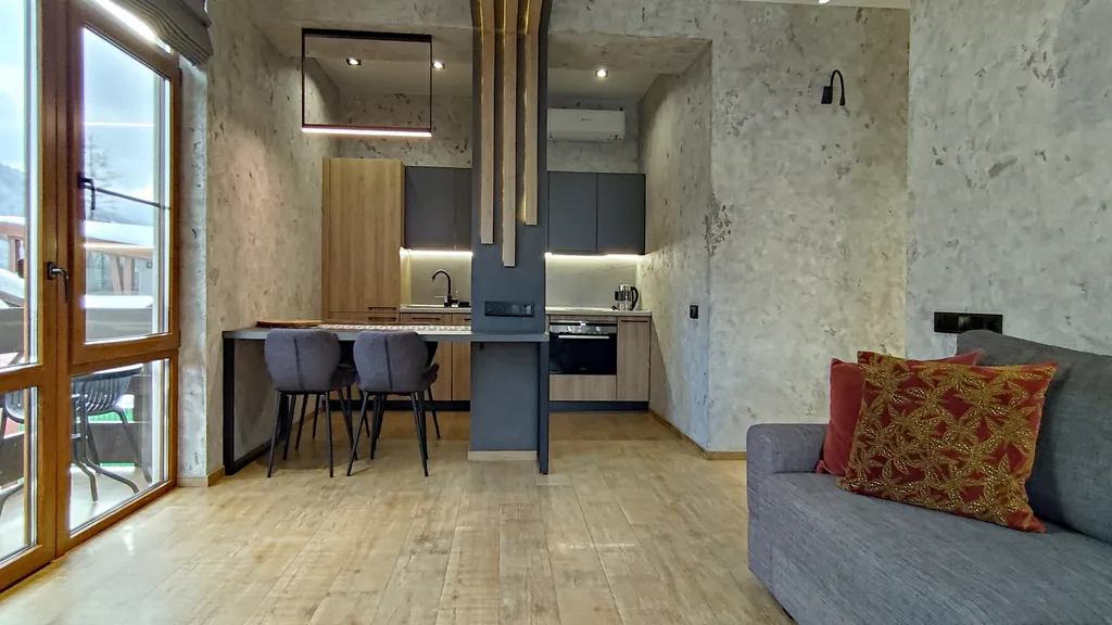 Современный красивый апартамент со спальней. Панорама на горы. Центр.