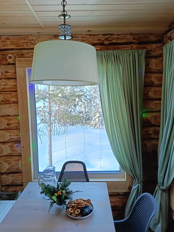 Темный домик на опушке леса