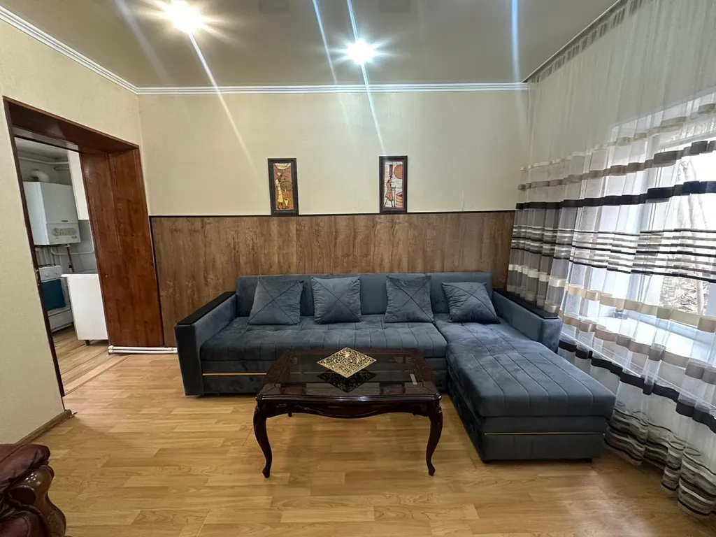 Дом в центре города у моря с парковкой и с садиком