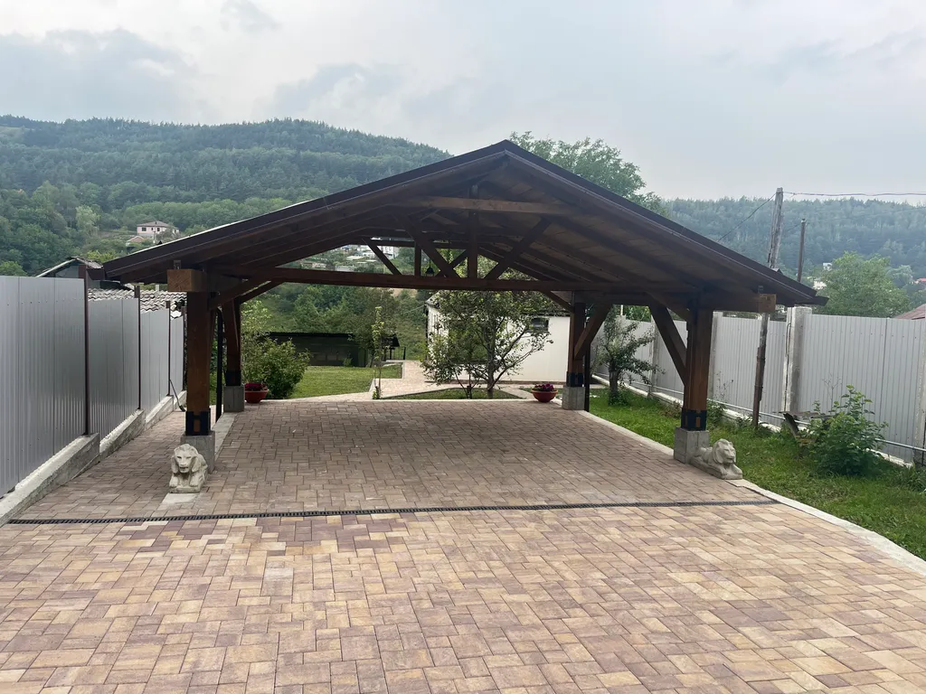 Уютный дом с видом на ущелье