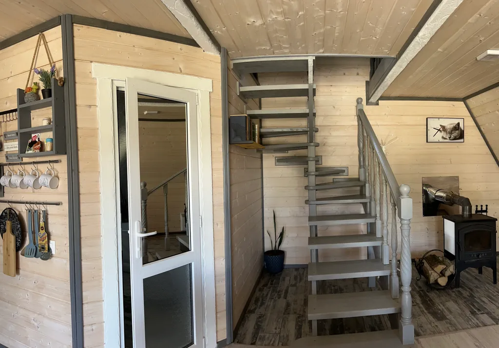 Дом А-Фрейм на берегу реки