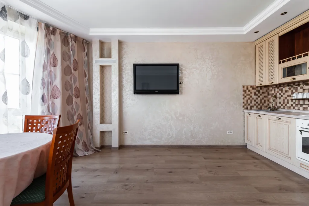 Просторная 3-кoмнатная квapтиpa с панорамными окнами в тихом центре