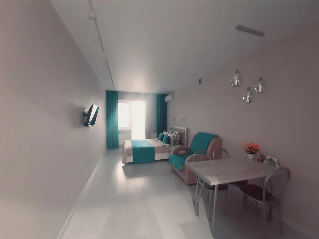 Уютная студия с видом на колесо обозрения