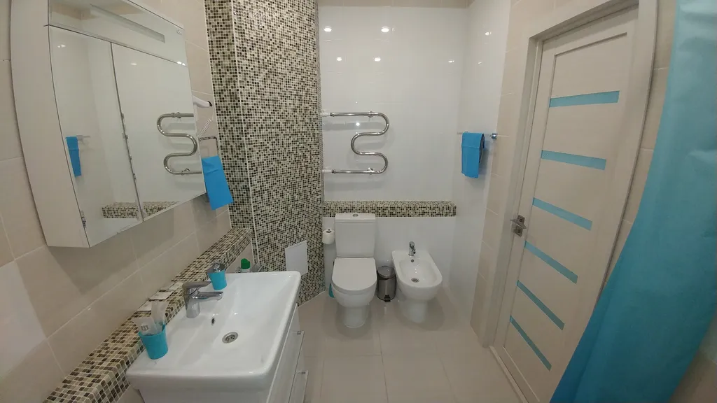 Просторная и светлая квартира с дизайнерским ремонтом в голубых тонах