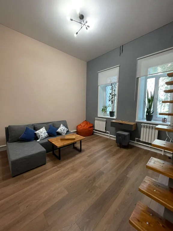 Двухкомнатная квартира на площади Революции