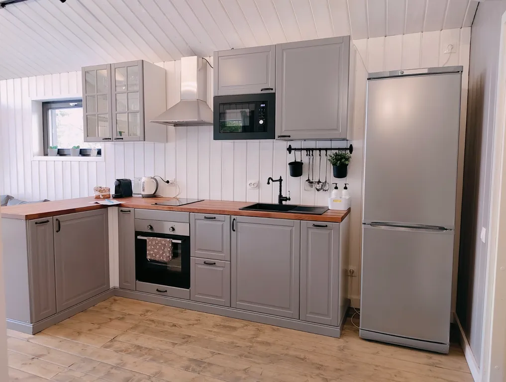 Современный уютный домик с камином на берегу реки Оки