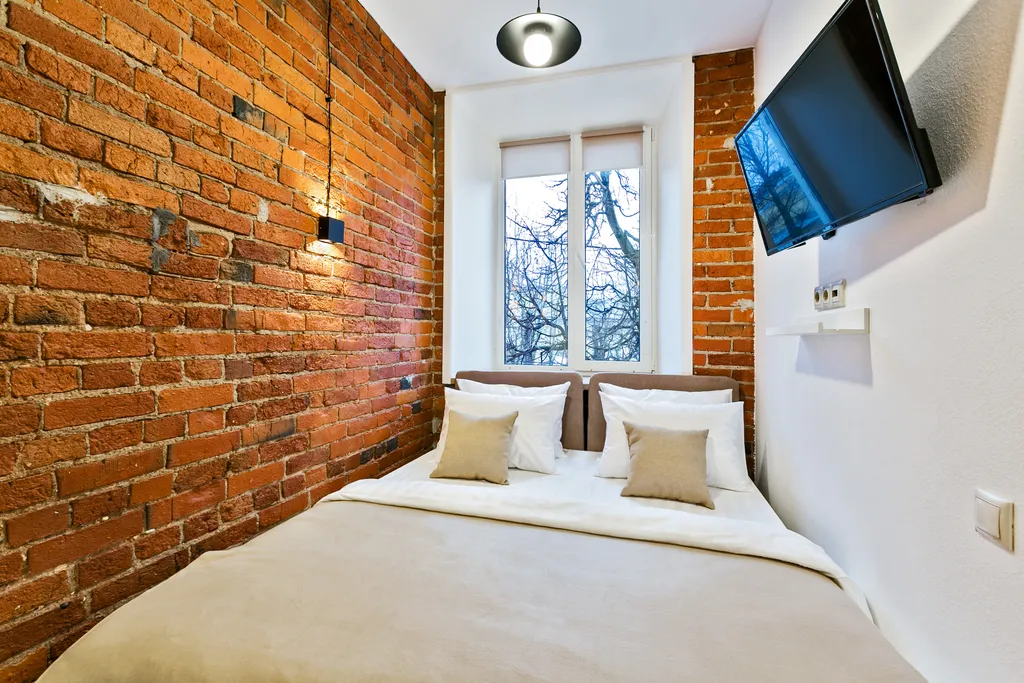 Современная студия с видом на городские огни