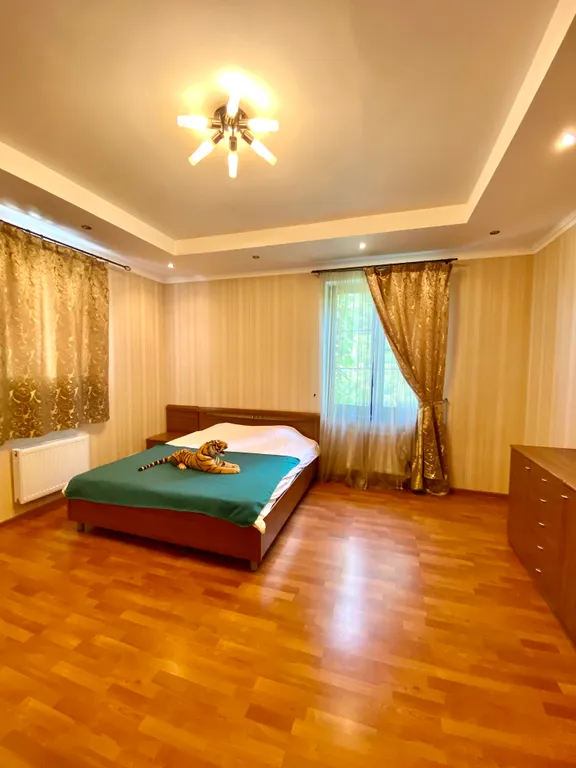 Вилла с квадратным бассейном