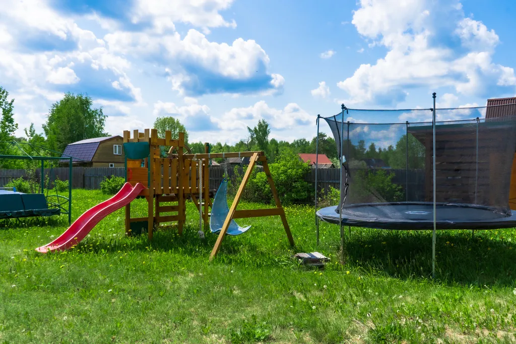 Дом с детской площадкой и видом на озеро
