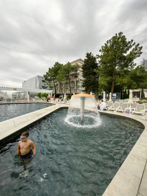 Дизайнерский апартамент с видом на бассейн