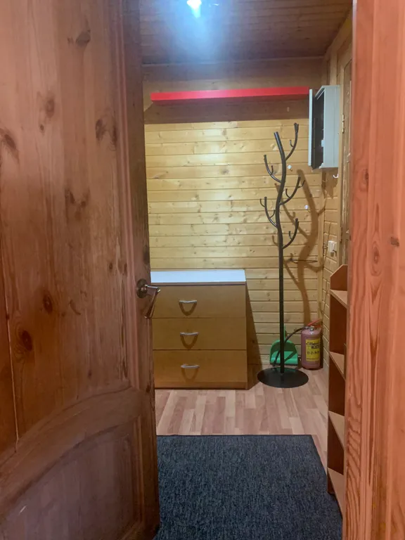 Дом на берегу озера с собственной конюшней