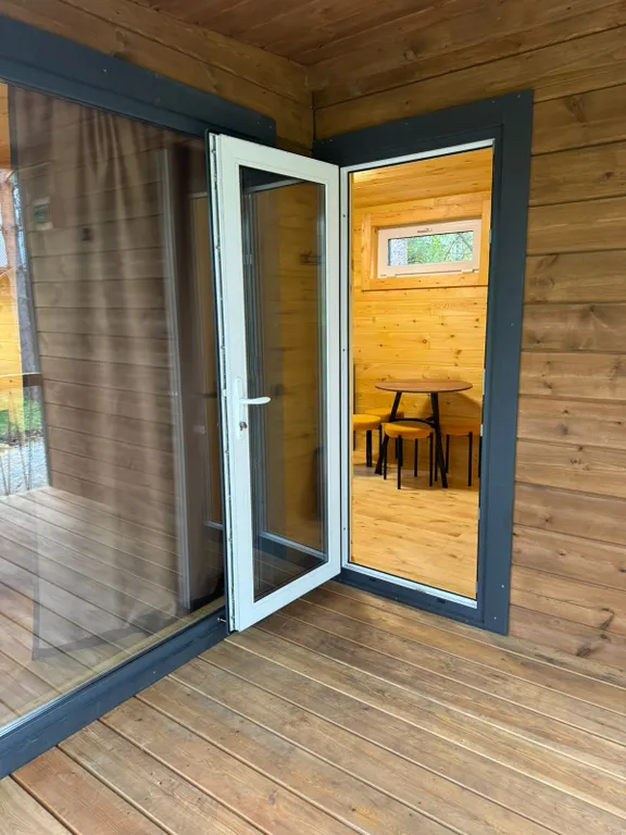 Домик с панорамными окнами в лесу