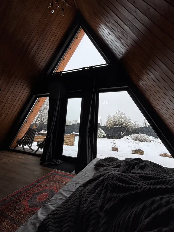 Дом афрейм с видом на горы и пруд