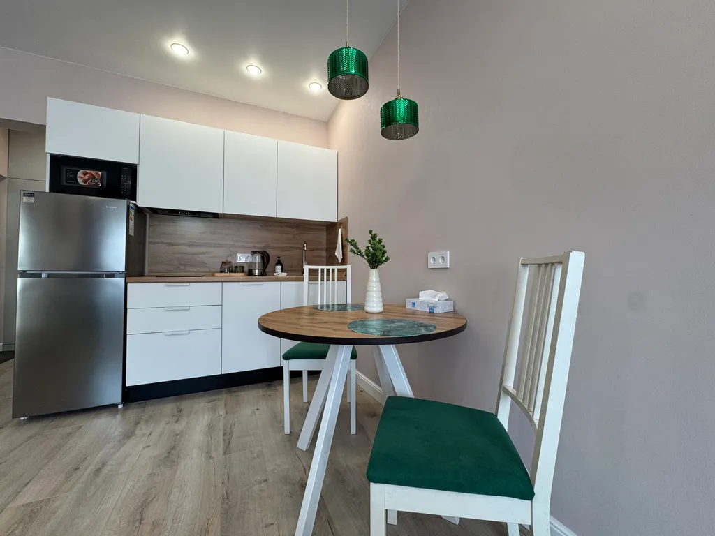 Зелёная современная квартира-студия недалеко от Горного Воздуха