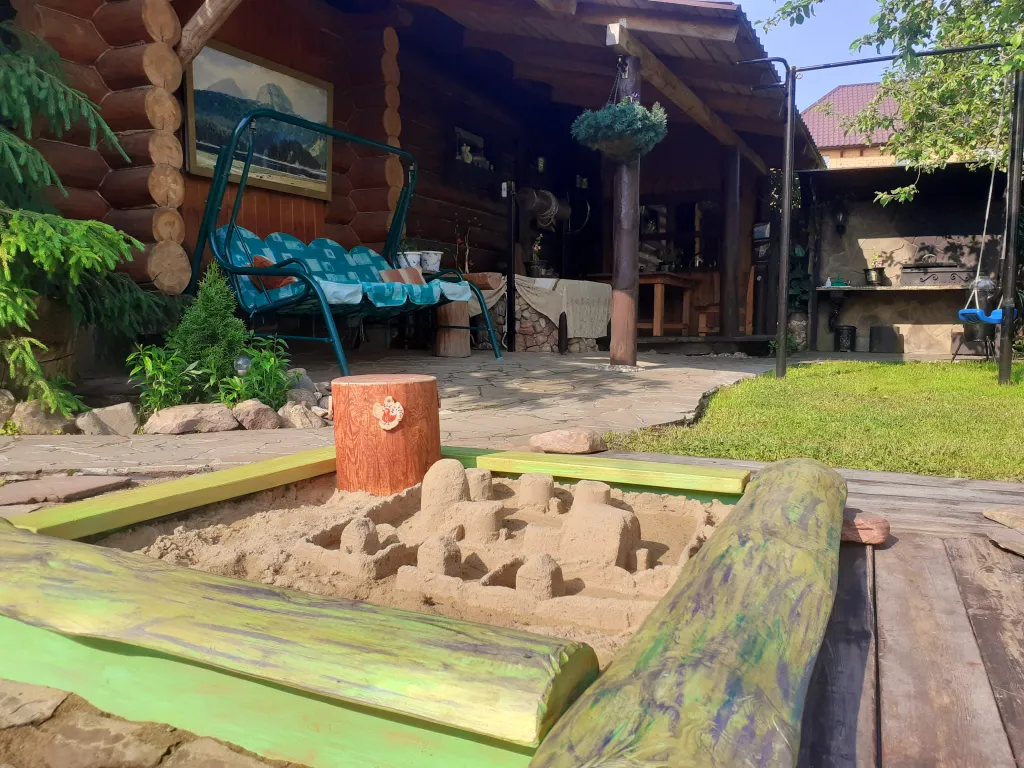 Уютный гостевой дом из бревна с видом на сад